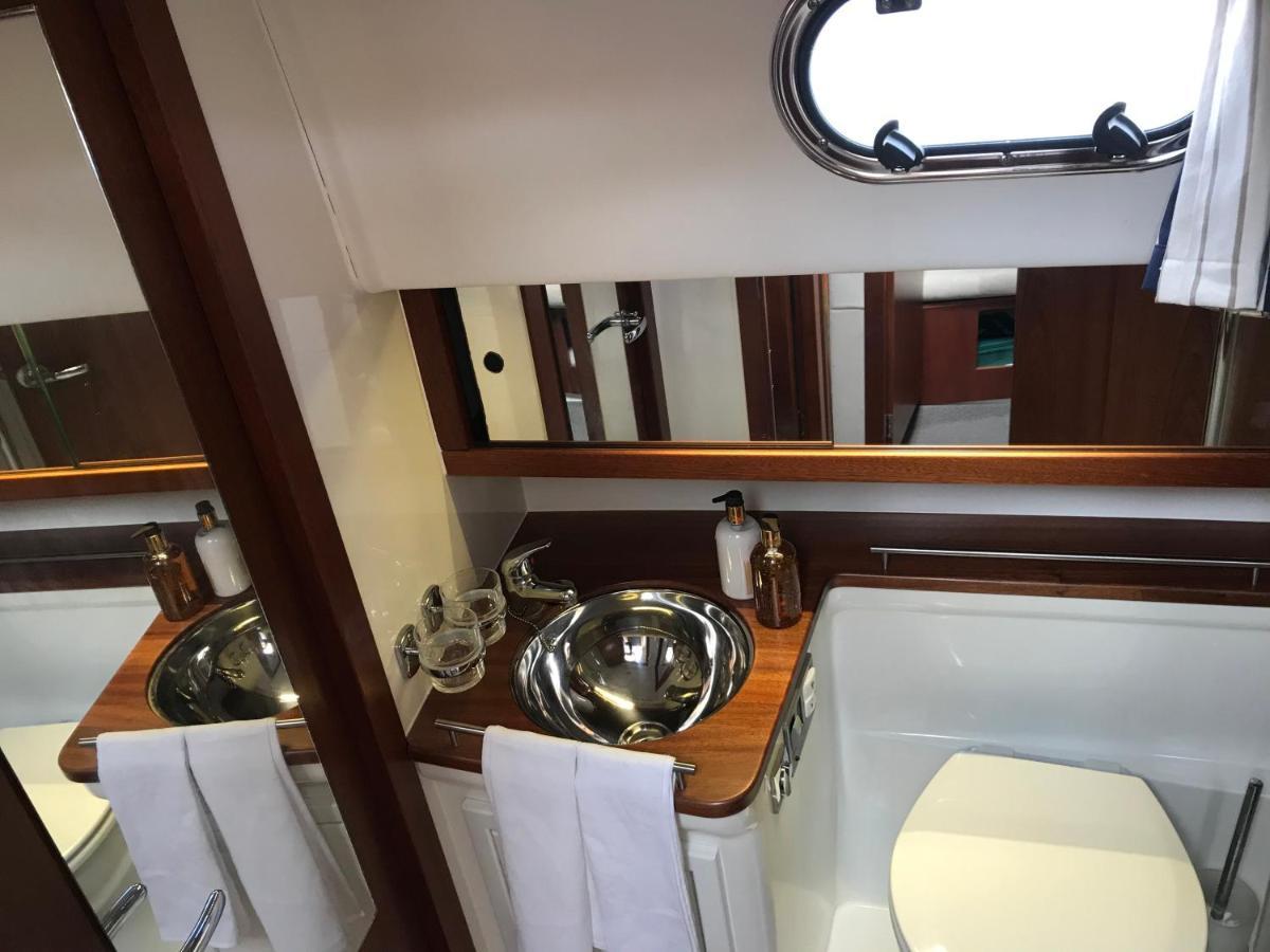 Отель Adelphi B A Delightful 6 Berth Boat Лимингтон Экстерьер фото